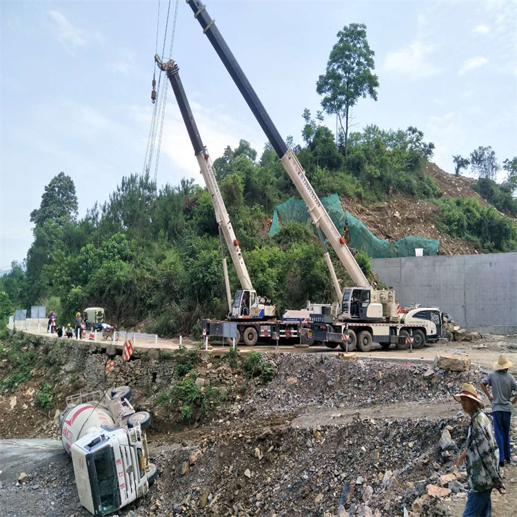 平和县汽车掉沟里叫吊车救援要多少钱